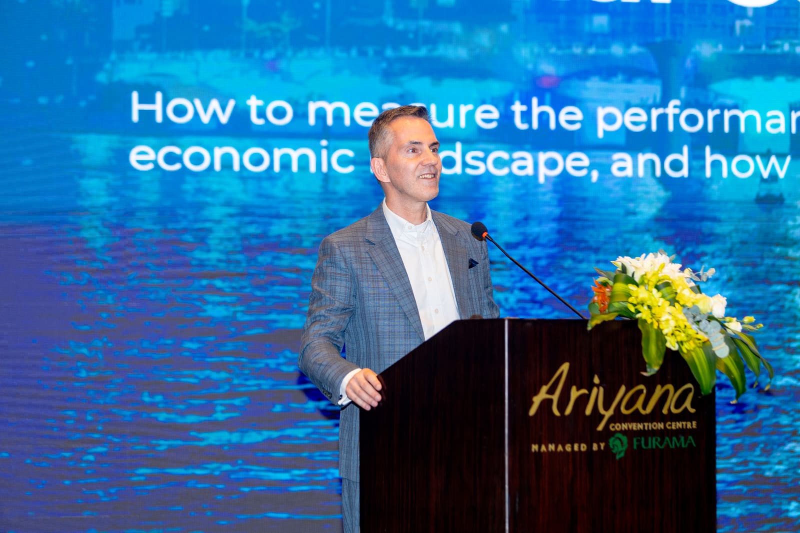 Jochen Biedermann presenting on measuring the performance of international financial centers